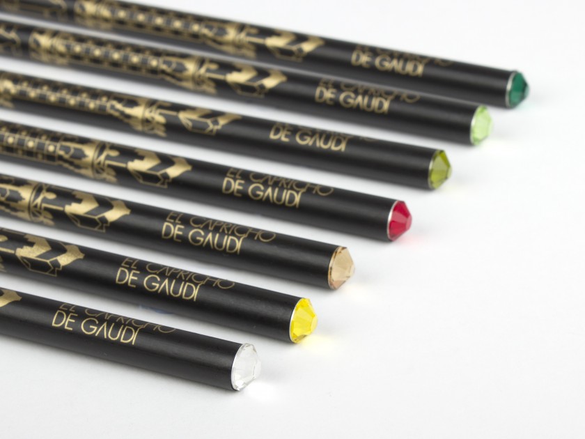 7 lápices negros con el logotipo de Capricho impreso en dorado y con un cristal en la punta