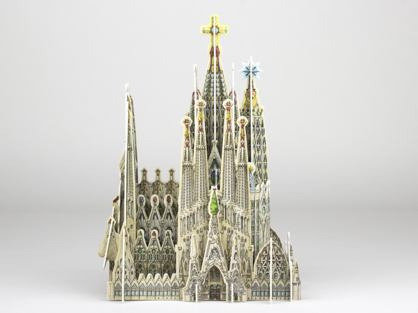 maquette puzzle 3D de la Sagrada Família posée à côté de sa boîte packaging