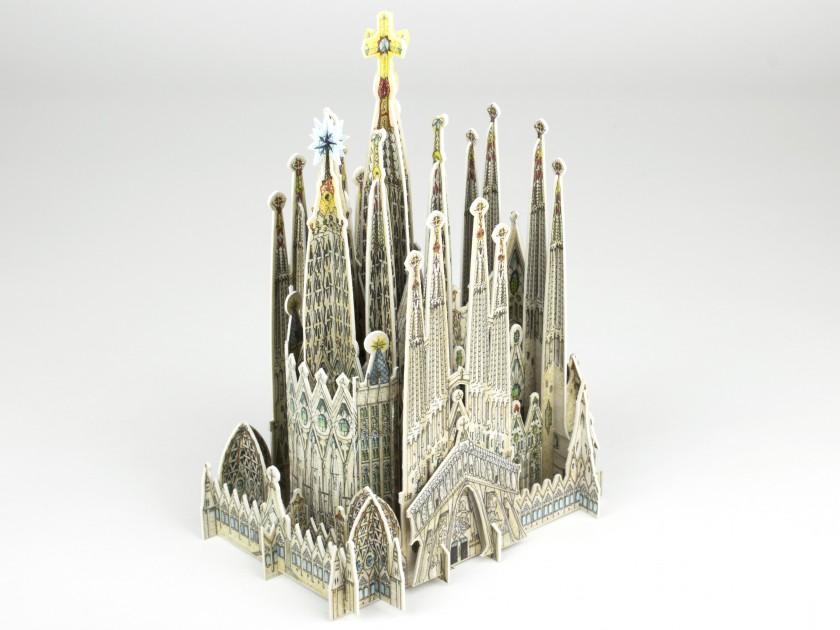maquette puzzle 3D de la Sagrada Família posée à côté de sa boîte packaging