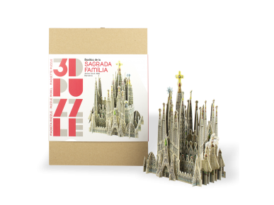 Maqueta puzzle en 3D de la Sagrada Familia junto a su caja de embalaje