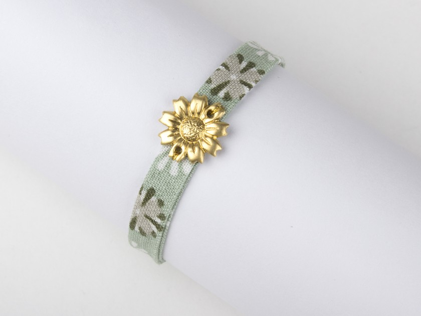 bracelet en tissu turquoise avec une fleur de tournesol dorée cousue dessus