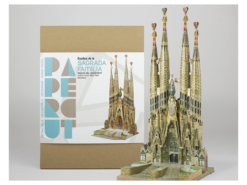 maquette en papier de la Sagrada família posé à côté de son packaging