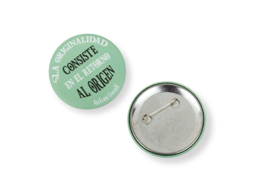 badge seen from the front and back, with a quote by Antoni Gaudí printed on it