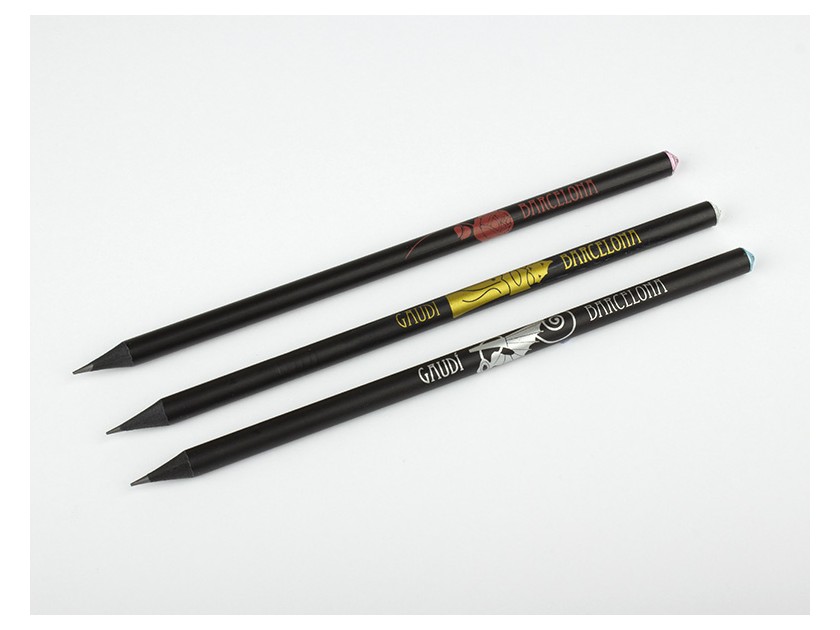 Trois crayons noirs avec un cristal à leur extrémité dans leur étui en plastique