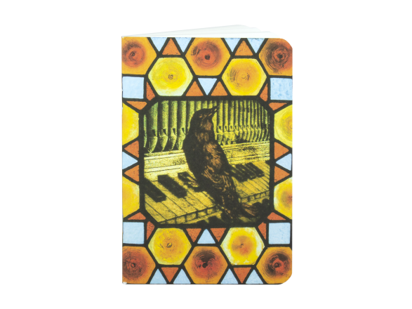 Tapa de una libreta que ilustra una vidriera del Capricho de Gaudí.