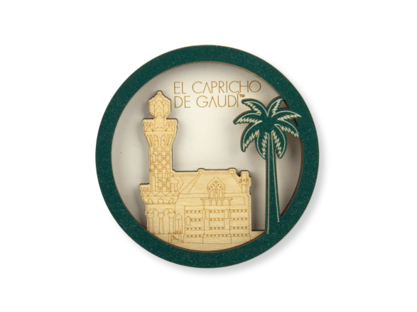 Round wooden magnet featuring El Capricho de Gaudí next to a palm tree