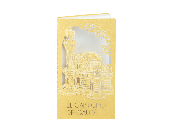 carnet avec une couverture dorée découpée au laser montrant El Capricho de Gaudí