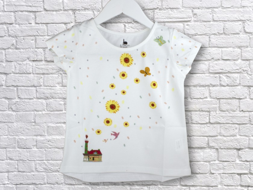 camiseta blanca con diseño de girasol