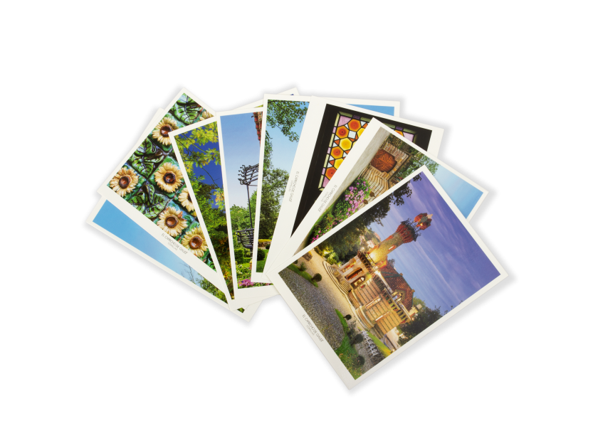 8 cartes postales montrant des photos du Capricho de Gaudí