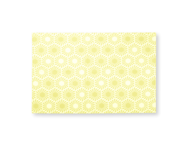 set de table jaune avec des motifs hexagonaux imprimés