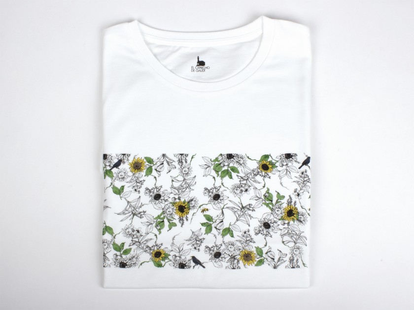 camiseta blanca con una banda de girasoles impresa en el pecho