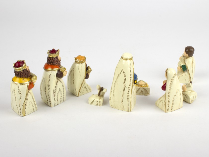9 figuritas del belén que representan los personajes de la Natividad