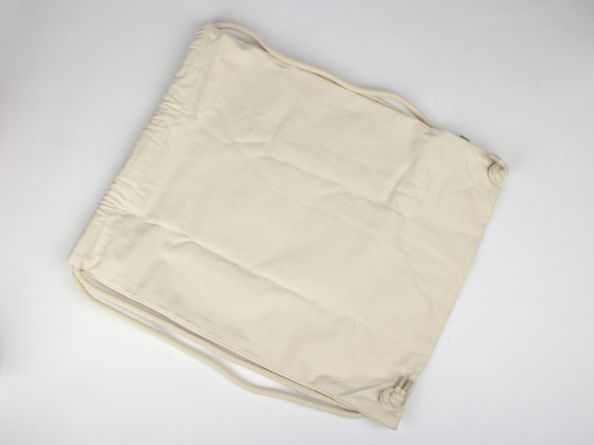 mochila de tela natural con cierre de cordón, con un rosetón estampado en negro