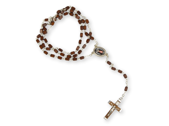rosario con granos de madera oscura