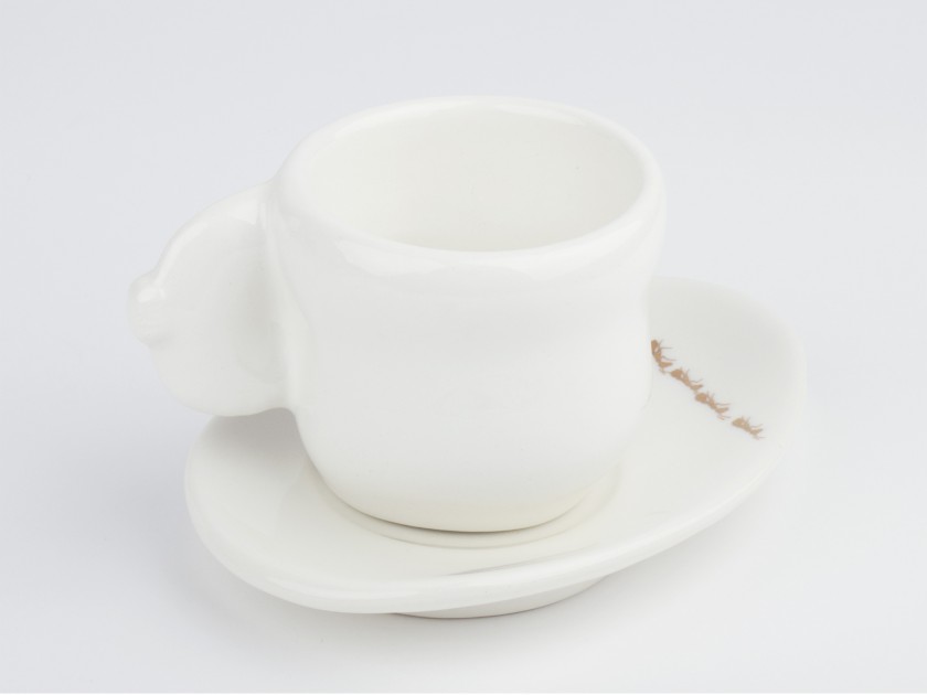 Taza de café y platillo de cerámica esmaltada en blanco y oro
