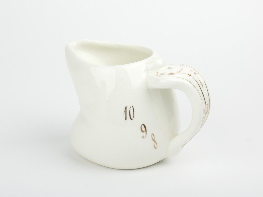 Jarrita de leche de cerámica esmaltada en blanco y oro