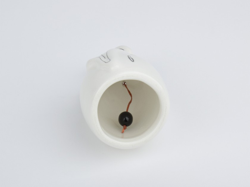 Petita campana de ceràmica esmaltada en blanc i negre