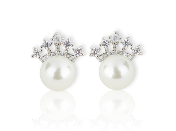 Boucles d'oreille en faux perles surmontées d'une petite couronne argentée sertie de cristaux transparents