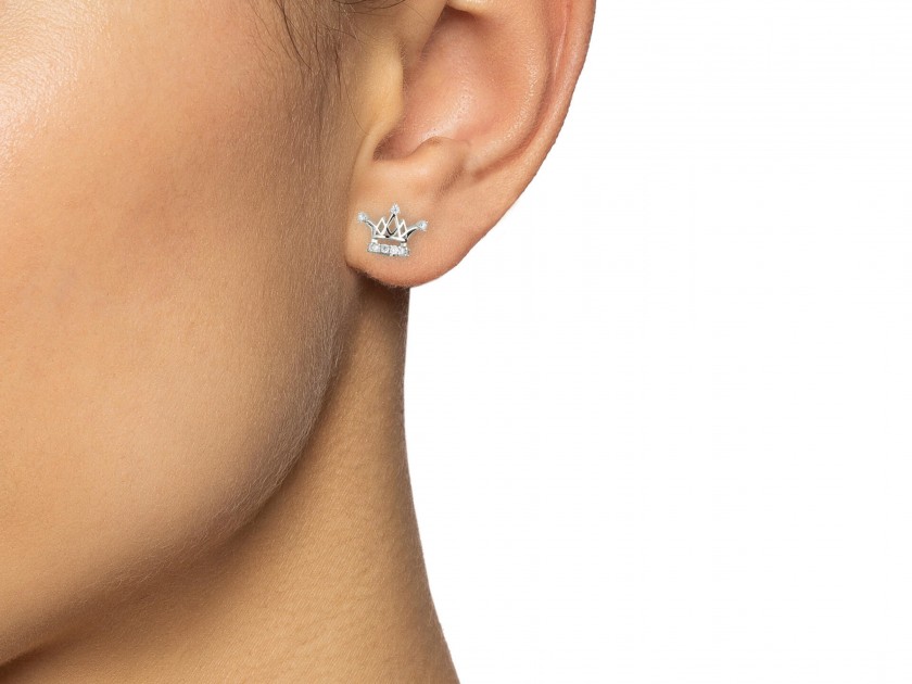 Boucles d'oreille en forme de couronnes argentées serties de cristaux transparents