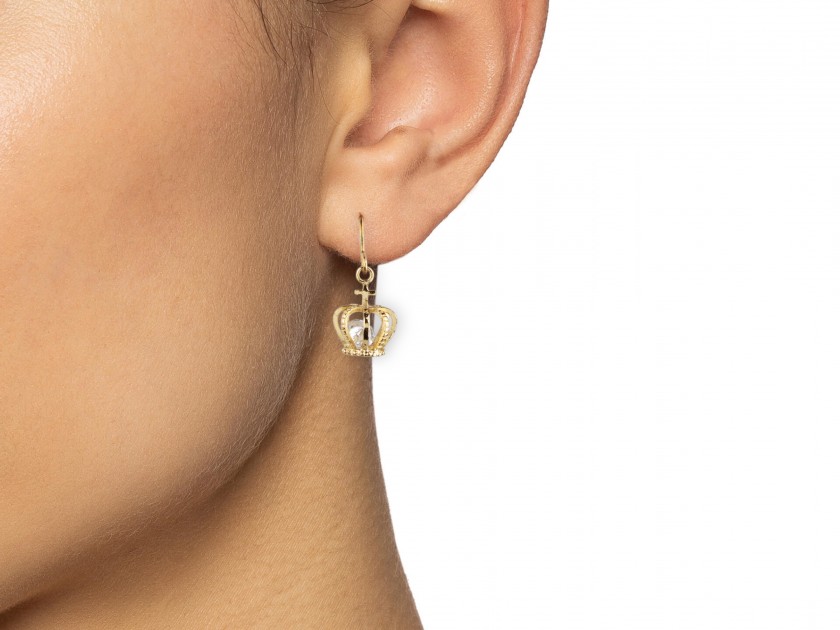 Boucles d'oreille dorées en forme de couronnes avec un cristal transparent à l'intérieur